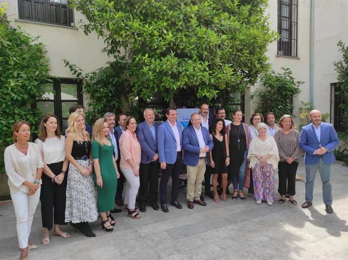 El candidato del PP a la reelección como alcalde de Córdoba, José María Bellido, presenta el documento de iniciativas y propuestas para la ciudad para el 28M con su equipo, Miguel Tellado, Adolfo Molina y Juan Miguel Moreno Calderón.