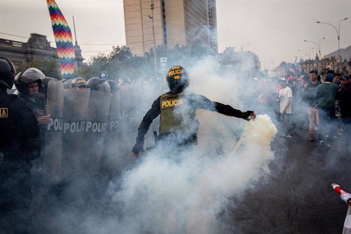 Archivo - La Policía de Perú durante las protestas antigubernamentales