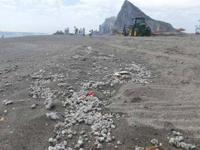La Línea denuncia la aparición de restos "grasientos y de procedencia desconocida" en sus playas