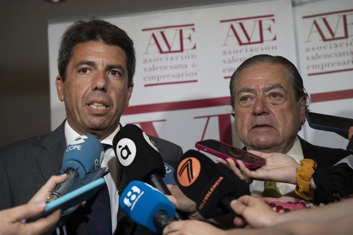 El presidente del PPCV y candidato a la Generalitat, Carlos Mazón, atiende a medios a su llegada a un encuentro de la Asociación Valenciana de Empresarios (AVE) con distintos candidatos a la presidencia de la Generalitat
