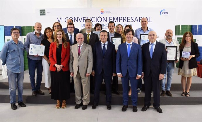 Foto de familia con motivo de la IV edición de los Premios Empresariales de La Rinconada, en Sevilla.