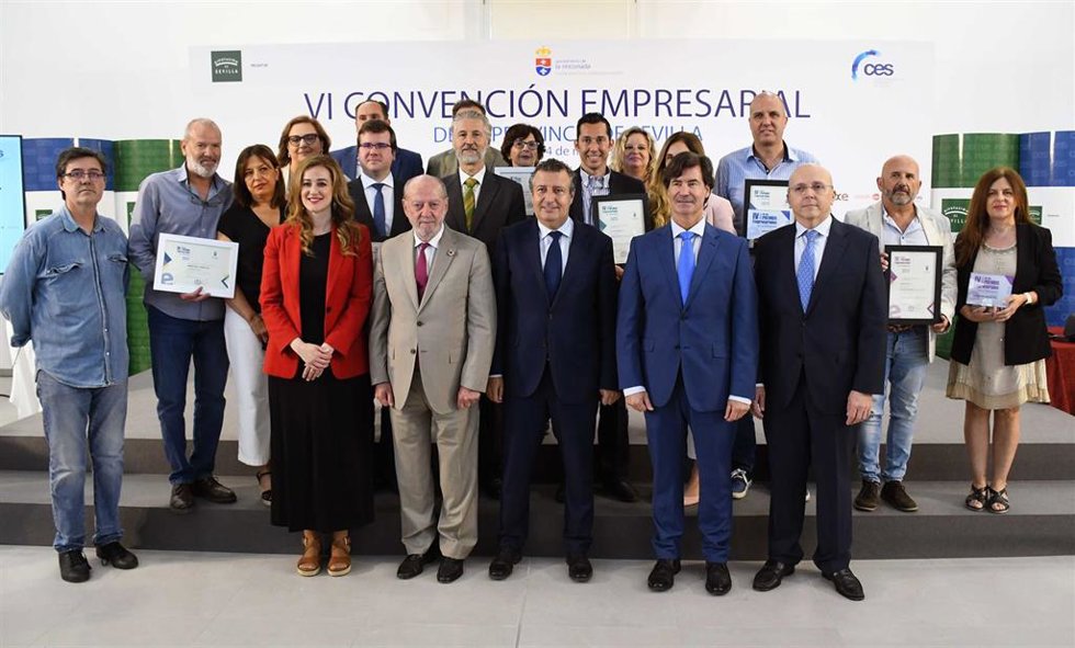 Foto de familia con motivo de la IV edición de los Premios Empresariales de La Rinconada, en Sevilla.