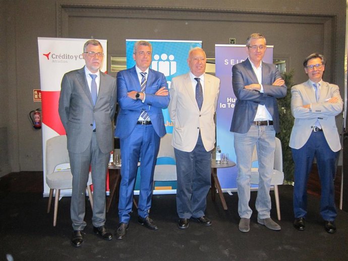 El exministro de Asuntos Exteriores y de Cooperación del Gobierno de España, José Manuel García-Margallo, y el socio y director de Estrategia en la consultora Harmon, Eduardo Madina, en Zaragoza, en un encuentro de 'Diálogos para el Desarrollo'.