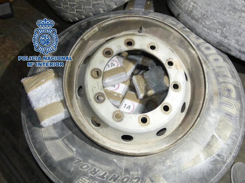Archivo - Rueda de camión intervenida con cocaína en su interior. 