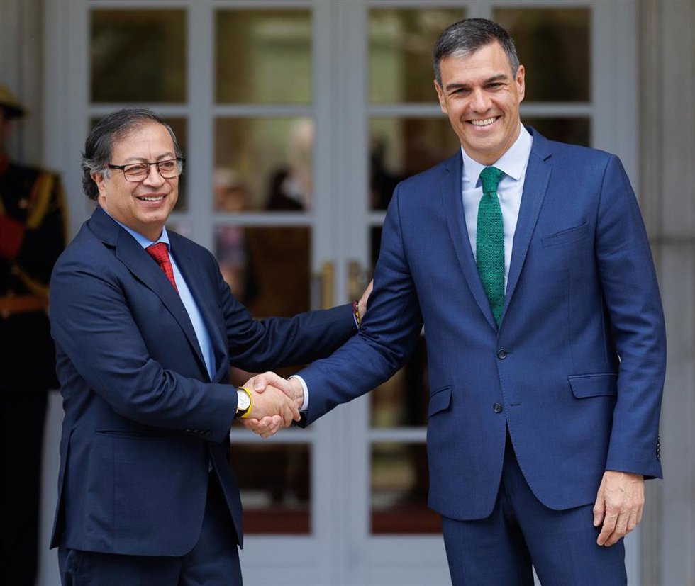 El presidente del Gobierno, Pedro Sánchez (d), recibe al presidente de la República de Colombia, Gustavo Petro Urrego (i), en el Palacio de la Moncloa