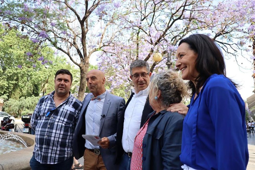 López (centro), con Hurtado (2 izda.) y Crespín (dcha.), hablan y posan dos vecinos de Córdoba.