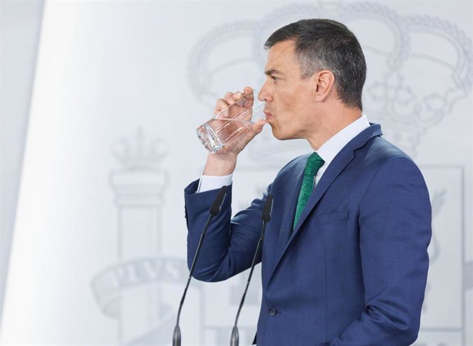 El presidente del Gobierno, Pedro Sánchez, bebe agua durante una rueda de prensa en el Palacio de la Moncloa, a 4 de mayo de 2023, en Madrid (España). 