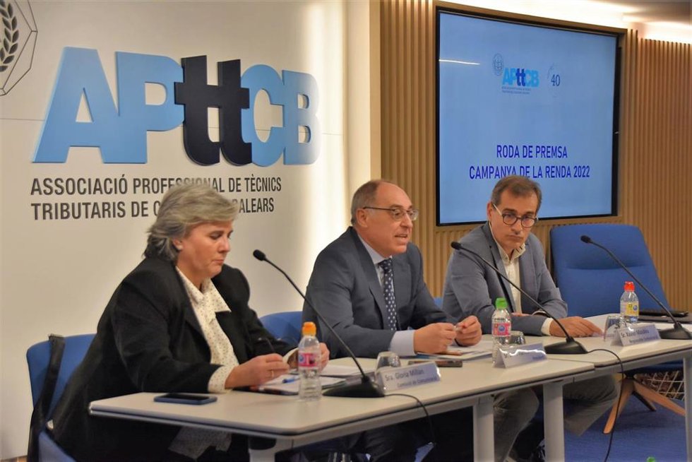 Los miembros de la APttCB Gloria Millán (vocal) Joan Torres (presidente) Xavier Masdéu (secretario) en la rueda de prensa