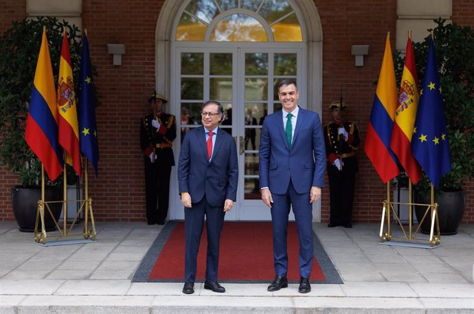 El presidente del Gobierno, Pedro Sánchez (d), recibe al presidente de la República de Colombia, Gustavo Petro Urrego (i), en el Palacio de la Moncloa