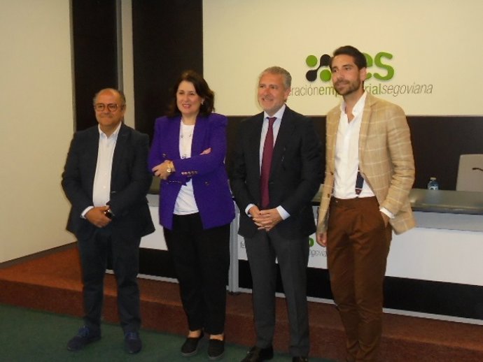 El presidente de FES, Andrés Ortega (centro), con el resto de intervinientes en la presentación del 'OktoberFES'.