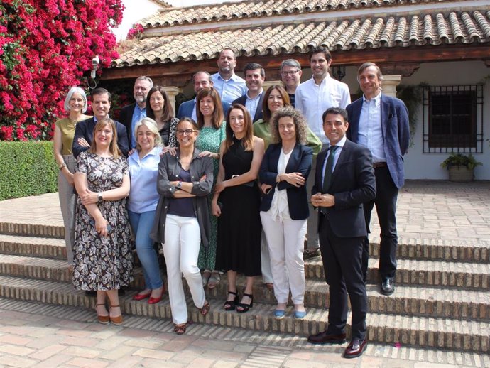 Representantes de los bancos en la Comisión Fiscal de CECA posan durante su encuentro en el Palacio de Viana de Córdoba.