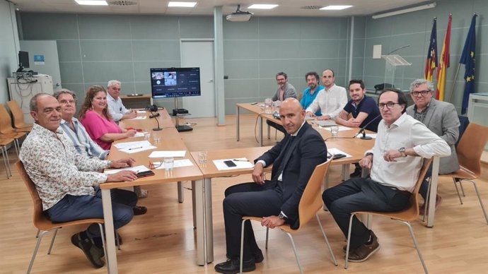 La Vicepresidencia y Conselleria de Transición Energética, Sectores Productivos y Memoria Democrática, en una reunión con 20 ayuntamientos, asociaciones de comerciantes y comercios de Baleares y asociaciones catalanas de comerciantes