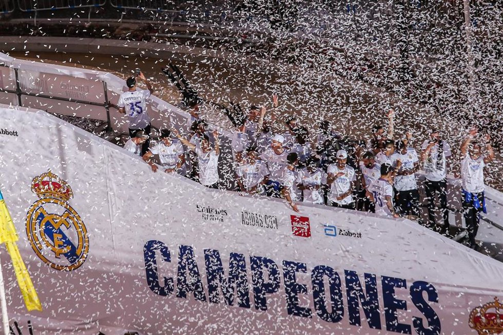 Archivo - Los jugadores del Real Madrid durante la celebración de LaLiga Santander 2021-2022