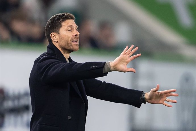 FILED - 16 April 2023, Lower Saxony, Wolfsburg: Bayer Leverkusen coach Xabi Alonso gives instructions to his players from the touchline during the German Bundesliga soccer match between VfL Wolfsburg and Bayer Leverkusen at Volkswagen Arena. Alonso woul