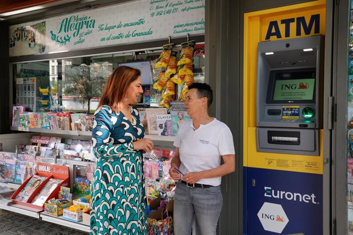 Presentación de los nuevos servicios en los quioscos de prensa de Granada.