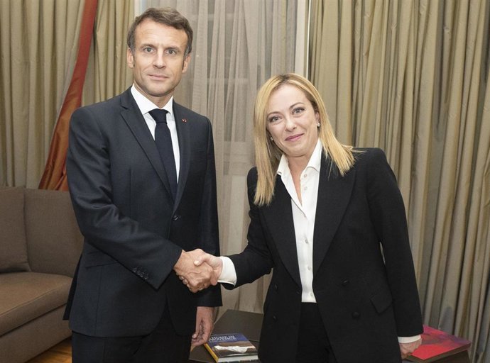 Archivo - Saludo entre el presidente de Francia, Emmanuel Macron, y la primera ministra de Italia, Giorgia Meloni
