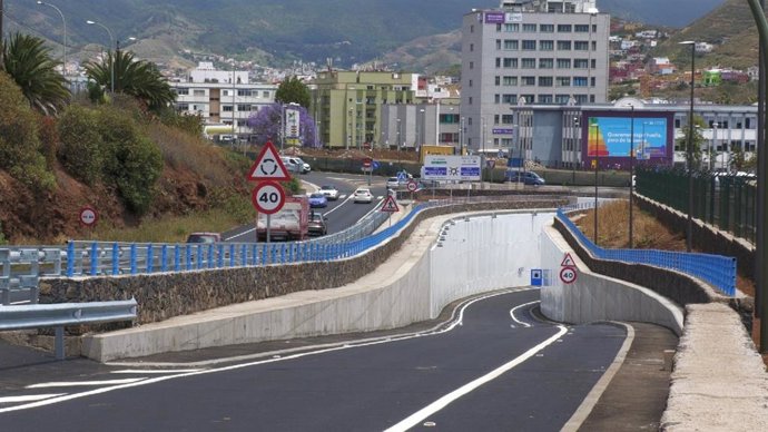 Túnel que conecta la carretera de La Esperanza con la TF-5