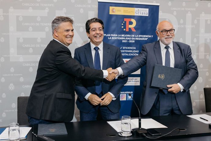 El consejero de Agricultura del Cabildo de Tenerife, Javier Parrilla, el presidente del Cabildo, Pedro Martín y el presidente de SEIASA, Francisco Rodríguez, en la firma de dos convenios sobre agua regenerada
