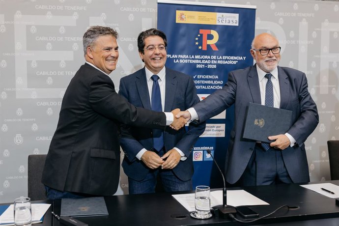 El consejero de Agricultura del Cabildo de Tenerife, Javier Parrilla, el presidente del Cabildo, Pedro Martín y el presidente de SEIASA, Francisco Rodríguez, en la firma de dos convenios sobre agua regenerada