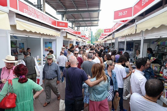 Numerosas persons han visitado ya la Feria del Libro de Málaga, que afronta su recta final.