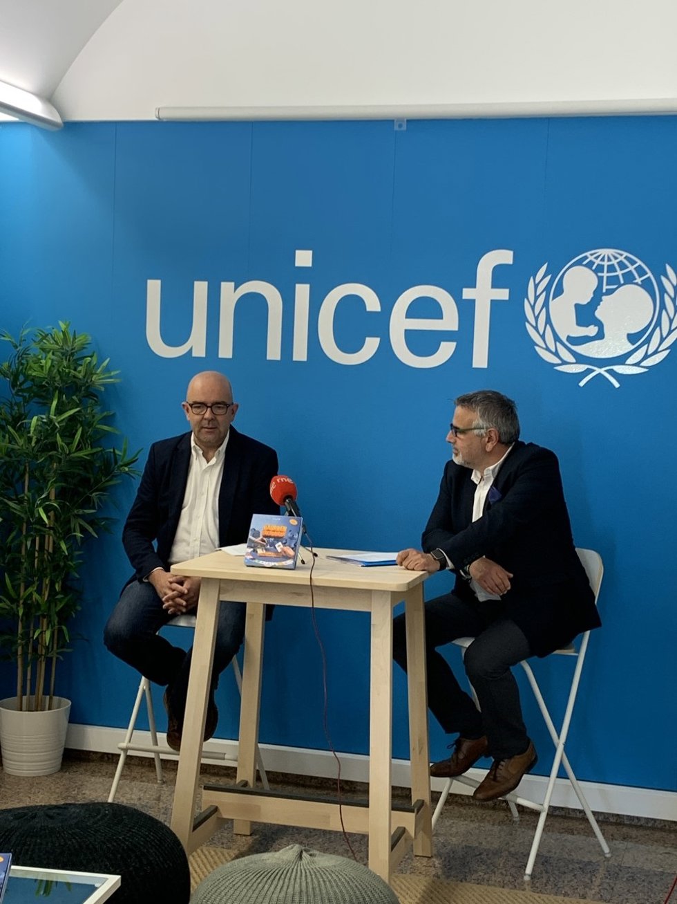 El presidente de Unicef Comité de Navarra, Mikel Aguirre, y el tesorero del Comité, Joaquín Mencos, en la rueda de prensa
