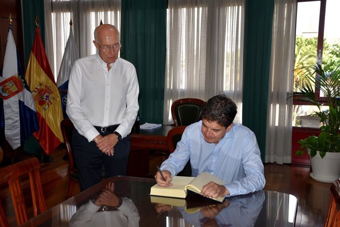 El alcalde de Santa Úrsula, Juan Acosta, y el embajador español en Sudán, Isidro González, en una recepción en el municipio