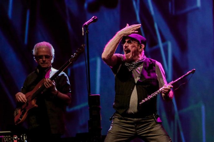 Archivo - El cantante Ian Anderson junto a su banda Jethro Tull en el concierto de The Prog Years en Madrid a 29 de febrero de 2020