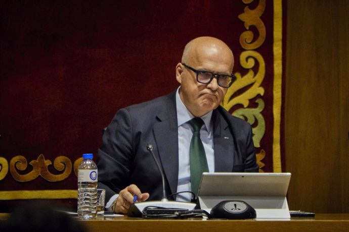 El presidente de la Diputación de Ourense y presidente del PP de Ourense, Manuel Baltar, durante un pleno extraordinario de la Diputación de Ourense, a 4 de mayo de 2023, en Ourense, Galicia (España). La Diputación de Ourense celebra un pleno extraordin