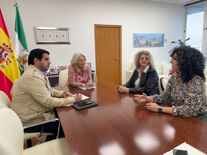 Colombo y Vázquez con representantes del Colegio de Periodistas.