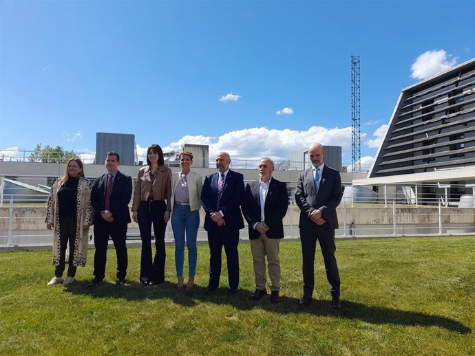 La presidenta de Navarra, María Chivite, la ministra Diana Morant y el resto de participantes en el acto