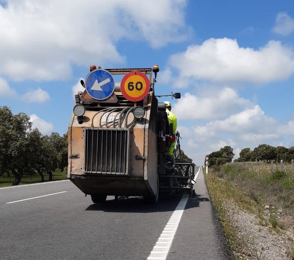 Archivo - Obras en la carretera en una imagen de archivo.