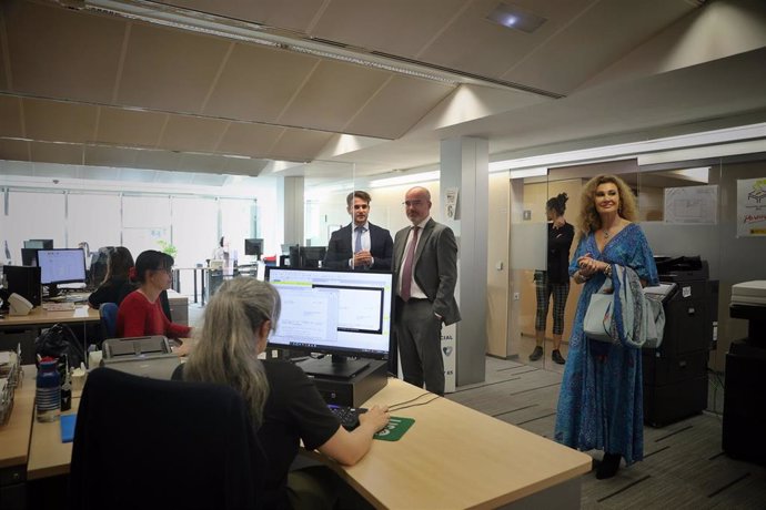 El delegado del Gobierno, Francisco Martín, visita la Oficina de Extranjería situada en el número 19 de la calle de Silva en Madrid.