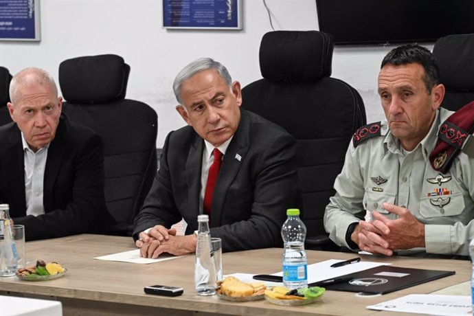 HANDOUT - 02 May 2023, Israel, Herzliya: Prime Minister of Israel Benjamin Netanyahu (C), and Israeli Defense Minister Yoav Gallant (L) attends a security assessment at the Glilot Base at Camp Dayan near Herzliya. Photo: Haim Zach/GPO/dpa - ATTENTION: e