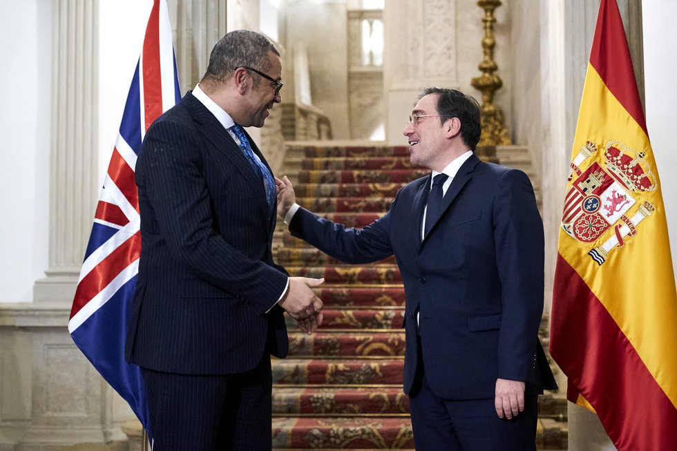 El ministro de Asuntos Exteriores, Unión Europea y Cooperación, José Manuel Albares (d), recibe a su homólogo británico, James Cleverly (i), en el Ministerio de Asuntos Exteriores. 