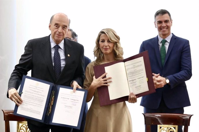La vicepresidenta segunda del Gobierno y ministra de Trabajo, Yolanda Díaz, en la firma del primer Memorando de Entendimiento para afianzar la cooperación en materia sociolaboral con Colombia