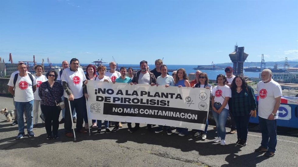 El candidato de IU- Más País - IAS a la Alcaldía de Gijón, Javier Suárez Llana, junto al eurodiputado de IU, Manu Pineda, y del diputado y coordinador de IU Asturias, Ovidio Zapico, en El Muselín, rechazan la planta de pirólisis  proyectada en El Musel.