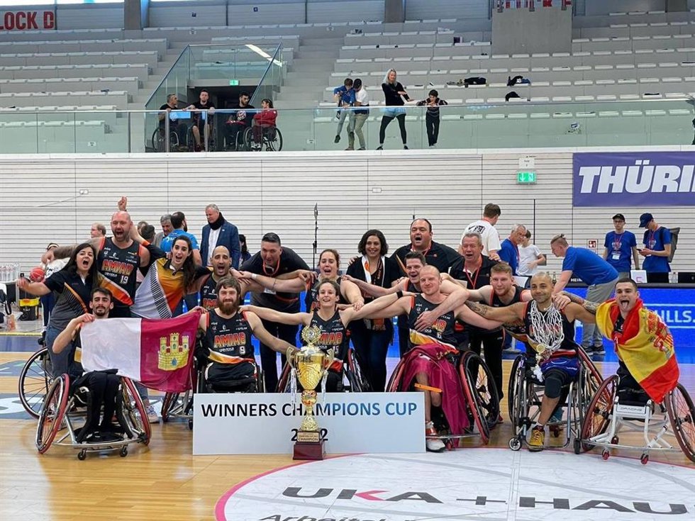 Archivo - La plantilla del Amiab Albacete celebra la conquista de la Copa de Campeones de Europa de baloncesto en silla de ruedas