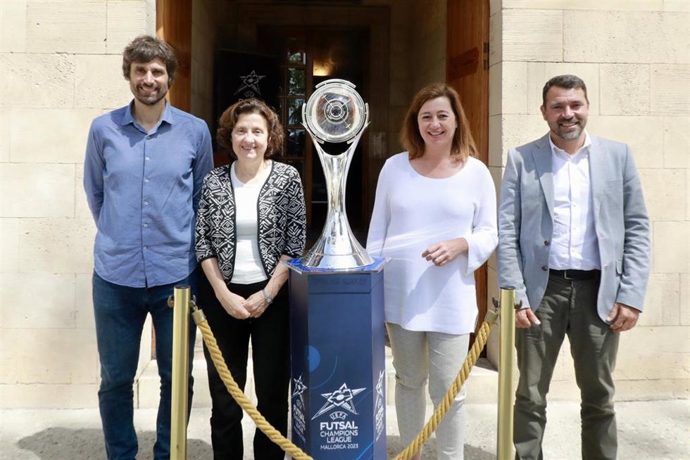De izquierda a derecha, el director general de Deportes, Carles Gonyalons, la consellera de Asuntos Sociales y Deportes, Fina Santiago, la presidenta del Govern, Francina Armengol, y el director general del Palma Futsal, José Tirado.