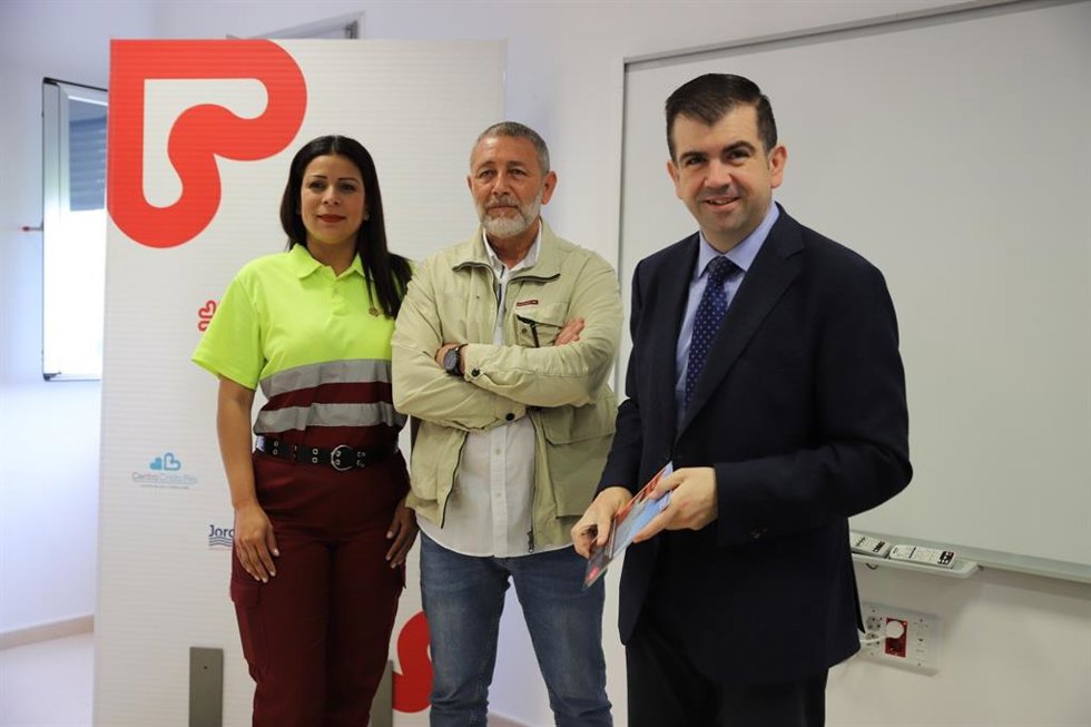 Ramírez (centro), Ruiz (dcha.) y Angy Mari Lucena, una de las beneficiarias del programa de inserción laboral de Solemccor.