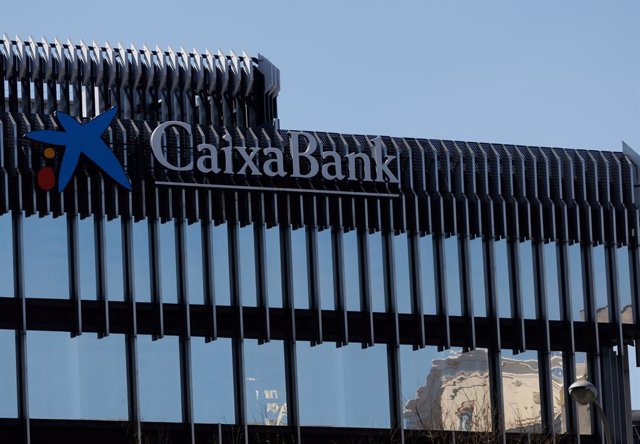 Fachada del edificio de CaixaBank, a 5 de abril de 2023, en Madrid (España).
