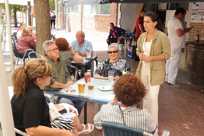 Rocío Monasterio conversa con vecinos de Coslada.