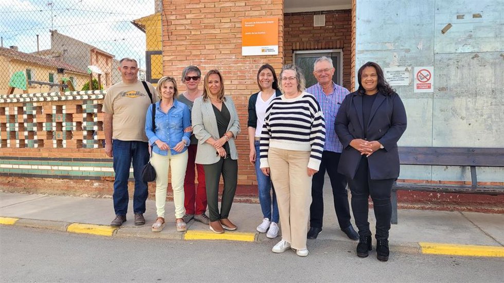 La secretaria general provincial del PSOE Teruel, Mayte Pérez, la candidata a la alcaldía de Torrijo del Campo, Vanessa Polo, y otros militantes socialistas.