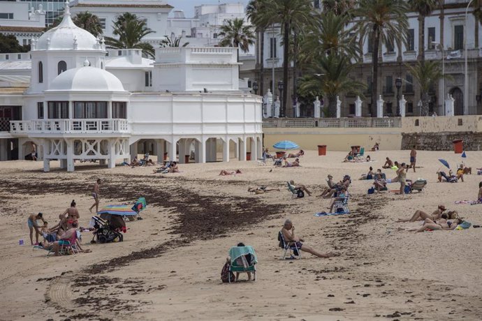 Archivo - La playa de La Caleta de Cádiz recupera la Bandera Azul, distintivo de que otorga la Fundación Europea de Educación Ambiental (FEE) a playas y puertos. 
