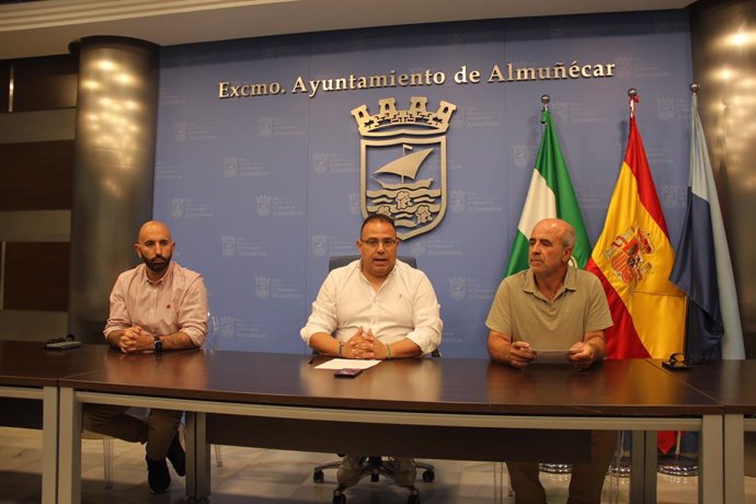 Daniel Barbero, Juan José Ruiz Joya y Luis Aragón, en el Ayuntamiento de Almuñécar