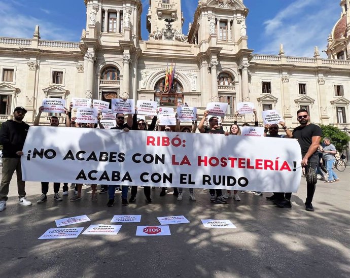 Protesta de la Asociación de Hostelería y Ocio Cedro ante el Ayuntamiento de Valncia contra la implantación de una ZAS