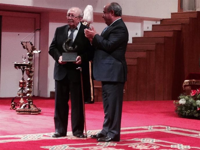 Archivo - Rafael Guillén recoge el Premio Lorca de manos del entonces alcalde de Granada, José Torres Hurtado, en imagen de archivo