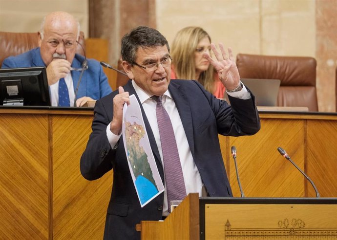 El diputado de Vox Rafael Segovia, este jueves en el Pleno del Parlamento, en la defensa de la PNL sobre infraestructuras hidráulicas.