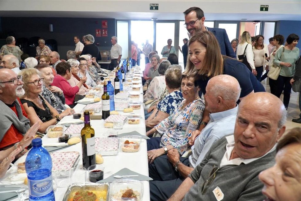 La presidenta del Govern, Francina Armengol, durante su visita a la Federación de Asociaciones de Personas Mayores de Menorca