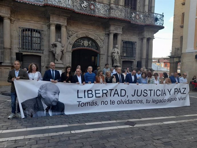 Imagen de la concentración convocada por UPN en recuerdo del edil Tomás Caballero cuando se cumplen 25 años de su asesinato por parte de la banda terrorista ETA