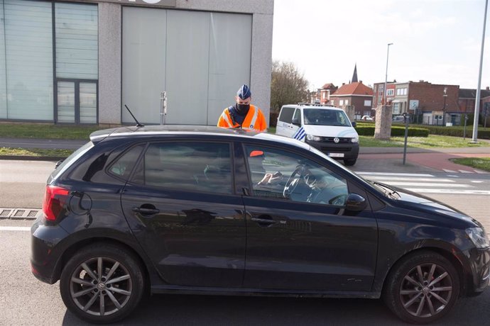 Archivo - Un control policial en la frontera entre Francia y Flandes, en Bélgica